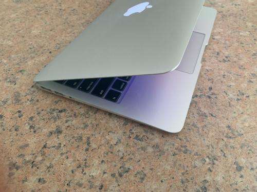 2015 Macbook Air - Intel Core i5 - 4GB RAM - 128GB SSD - Preowned  ~FREE 32GB Memory Stick