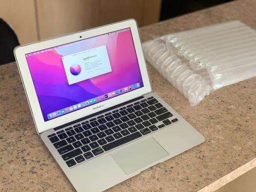 2015 Macbook Air - Intel Core i5 - 4GB RAM - 128GB SSD - Preowned  ~FREE 32GB Memory Stick