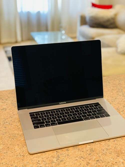 2017 Macbook Pro 15-inch Retina Display - Intel Core i7 - 16GB RAM - 512GB SSD Touchbar Dual GPU