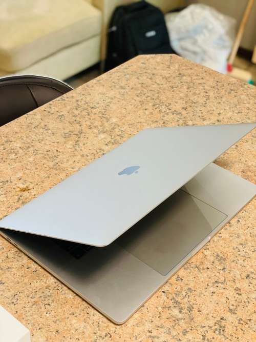 2017 Macbook Pro 15-inch Retina Display - Intel Core i7 - 16GB RAM - 512GB SSD Touchbar Dual GPU