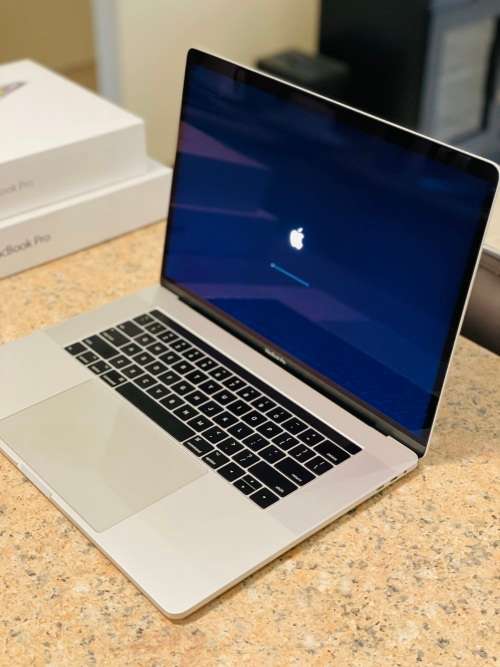 2017 Macbook Pro 15-inch Retina Display - Intel Core i7 - 16GB RAM - 512GB SSD Touchbar Dual GPU