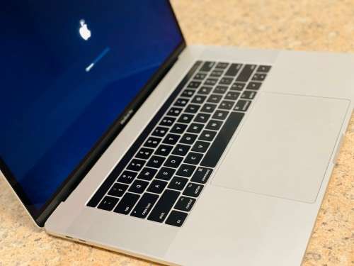 2017 Macbook Pro 15-inch Retina Display - Intel Core i7 - 16GB RAM - 512GB SSD Touchbar Dual GPU