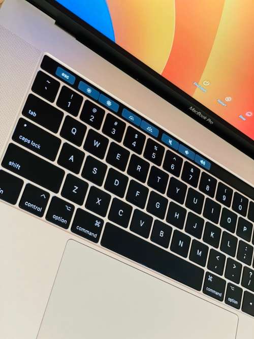 2017 Macbook Pro 15-inch Retina Display - Intel Core i7 - 16GB RAM - 512GB SSD Touchbar Dual GPU