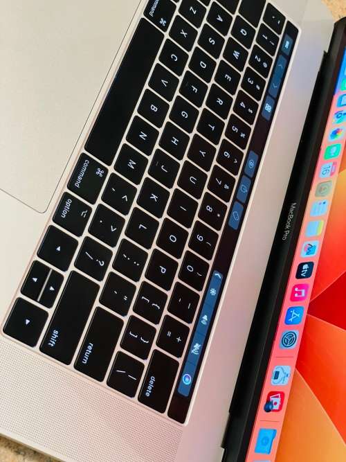 2017 Macbook Pro 15-inch Retina Display - Intel Core i7 - 16GB RAM - 512GB SSD Touchbar Dual GPU