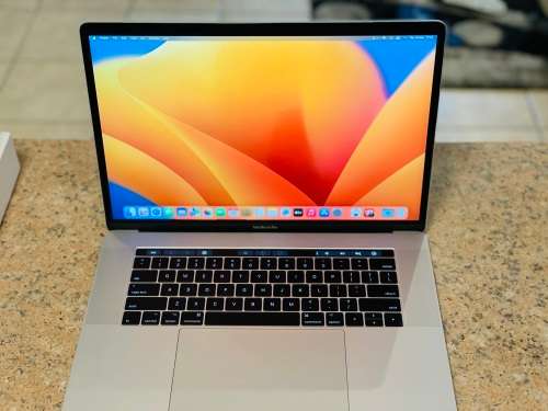2017 Macbook Pro 15-inch Retina Display - Intel Core i7 - 16GB RAM - 512GB SSD Touchbar Dual GPU