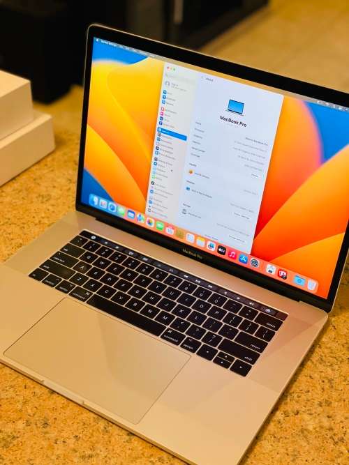 2017 Macbook Pro 15-inch Retina Display - Intel Core i7 - 16GB RAM - 512GB SSD Touchbar Dual GPU