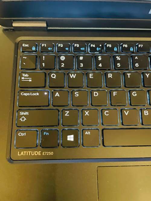 Dell Latitude E7250 Laptop - Intel Core i5 - 16GB RAM - 512GB SSD ~FREE 64GB Memory Stick