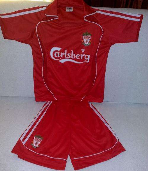 LIVERPOOL SOCCER KIDS KIT SIZE M