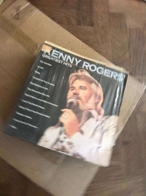 300 x Vinyl Records (Vinyl record).Bid per bundle of 30.Bundles will be send randomly.