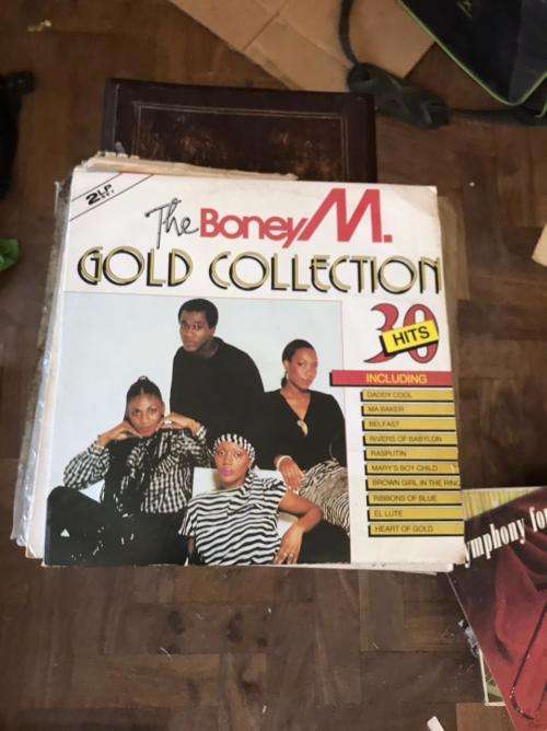 300 x Vinyl Records (Vinyl record).Bid per bundle of 30.Bundles will be send randomly.