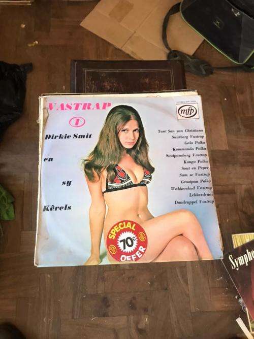 300 x Vinyl Records (Vinyl record).Bid per bundle of 30.Bundles will be send randomly.