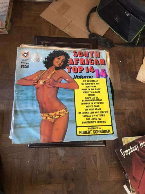 300 x Vinyl Records (Vinyl record).Bid per bundle of 30.Bundles will be send randomly.