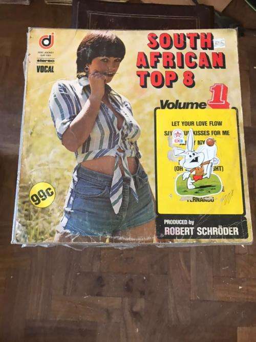 300 x Vinyl Records (Vinyl record).Bid per bundle of 30.Bundles will be send randomly.