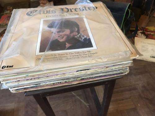 300 x Vinyl Records (Vinyl record).Bid per bundle of 30.Bundles will be send randomly.