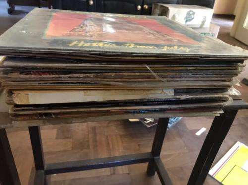300 x Vinyl Records (Vinyl record).Bid per bundle of 30.Bundles will be send randomly.