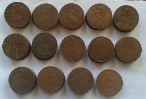 68 x Brittish Pennies dated from 1901-1964.NOT ALL THE DATES.AS PER PICTURES.