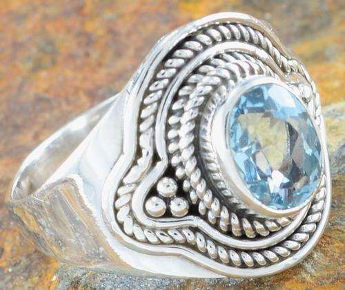 Gorgeous Size 8,25 Solid Silver and Blue Topaz ring...