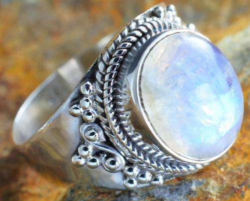 Gorgeous Size 8,5 Solid Silver and Moonstone ring...