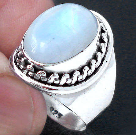 Gorgeous Size 7,5 Solid Silver and Moonstone ring...