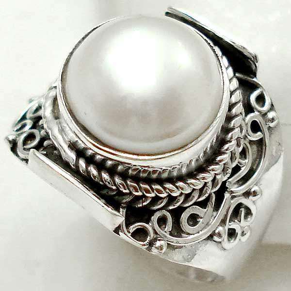 Exquisite 925 Sterling Silver Pearl ring...