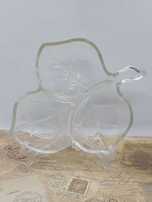 VINTAGE : Mid-Century Hazel Atlas Vintage Clear Glass 3 Part Divided Maple Leaf Nut/Candy Dish