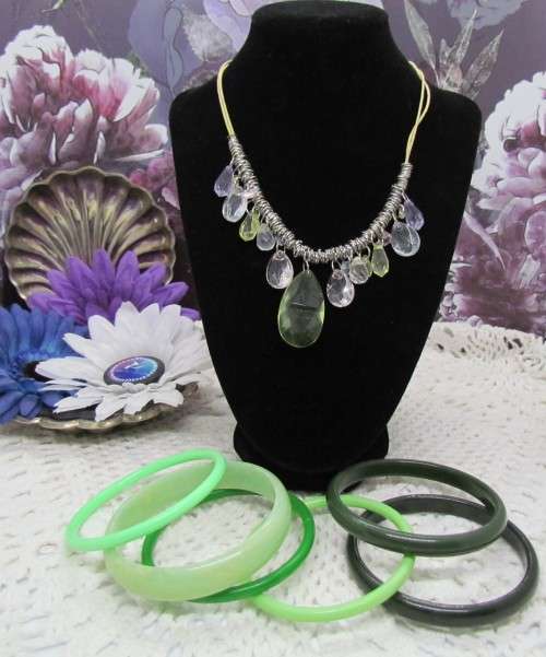 VINTAGE : Lot of 10 Jewellery pieces : Green, Silver & Gold Toned etc.