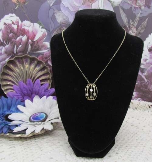 VINTAGE : Lot of 10 Jewellery pieces : Green, Silver & Gold Toned etc.