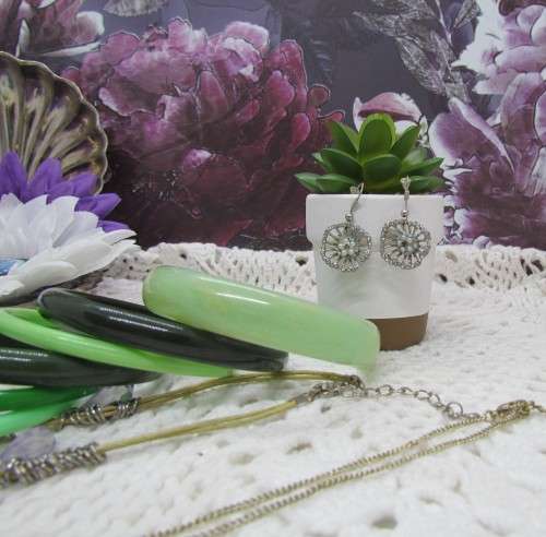 VINTAGE : Lot of 10 Jewellery pieces : Green, Silver & Gold Toned etc.