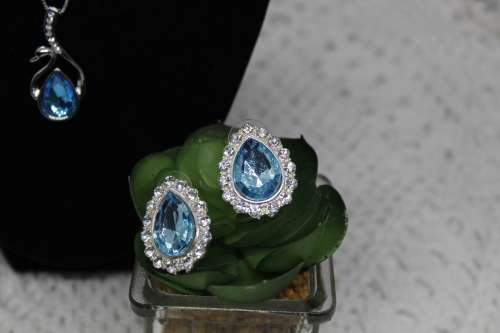 NEW : Lot of 3 Jewellery pieces : Loads of Bling for a special occasion