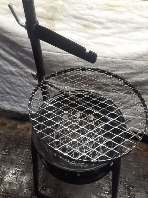 Solid braai with a hook for a potjie (potjie not Included)