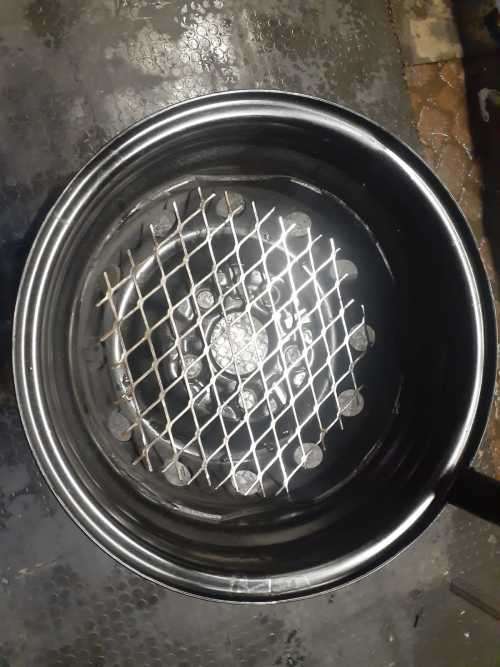 Solid braai with a hook for a potjie (potjie not Included)