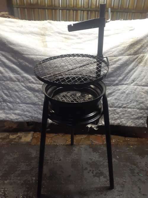 Solid braai with a hook for a potjie (potjie not Included)