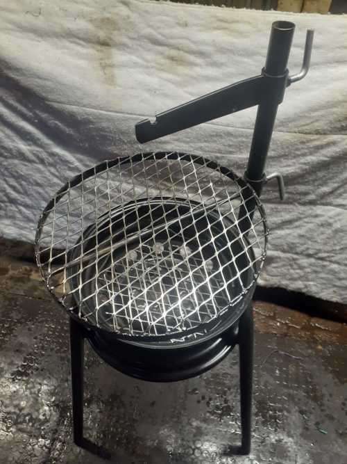 Solid braai with a hook for a potjie (potjie not Included)