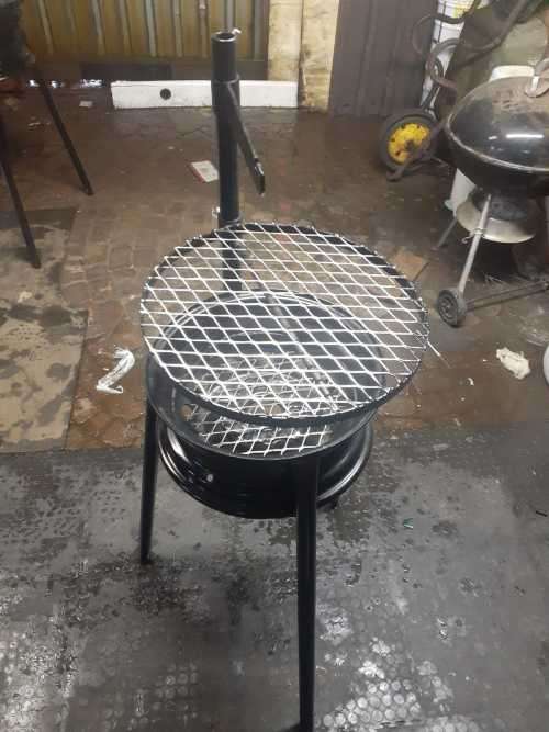 Solid braai with a hook for a potjie (potjie not Included)