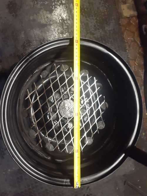 Solid braai with a hook for a potjie (potjie not Included)