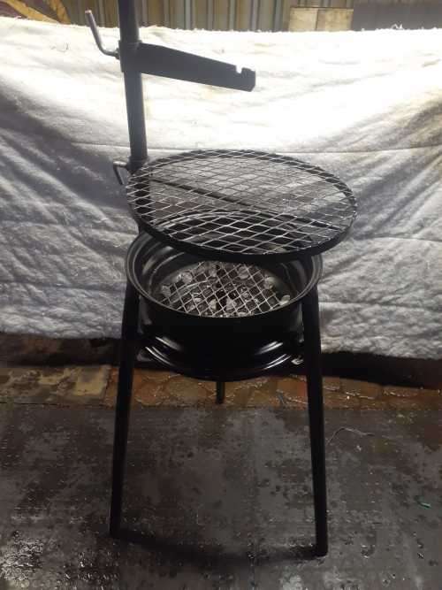 Solid braai with a hook for a potjie (potjie not Included)