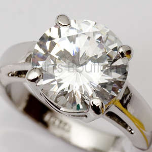 STUNNING 4.5ct ENGAGEMENT RING