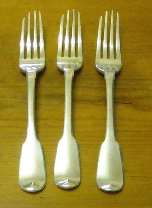 THREE GEORGE III HALLMARKED SILVER FORKS DATED 1818