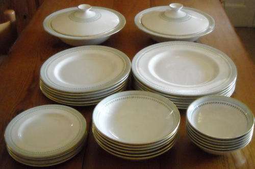 EXQUISITE ROYAL DOULTON 35 PIECE DINNER SERVICE