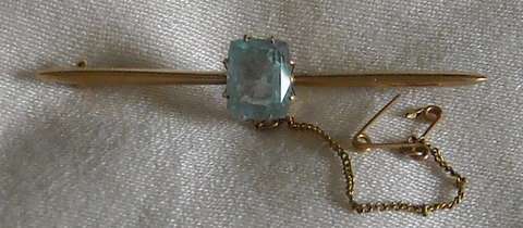 BEAUTIFUL 15ct GOLD BAR BROOCH WITH EMERALD CUT  AQUAMARINE