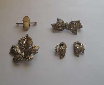 TRIO OF VINTAGE JEWELLERY