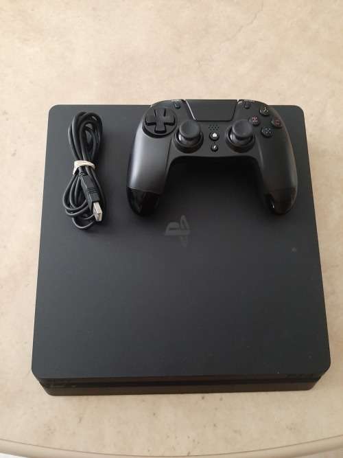 PLAYSTATION 4 CONSOLE