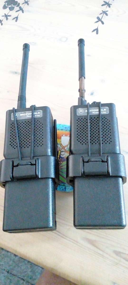 2x MOTOROLA WALKIE TALKIES.((UNTESTED)