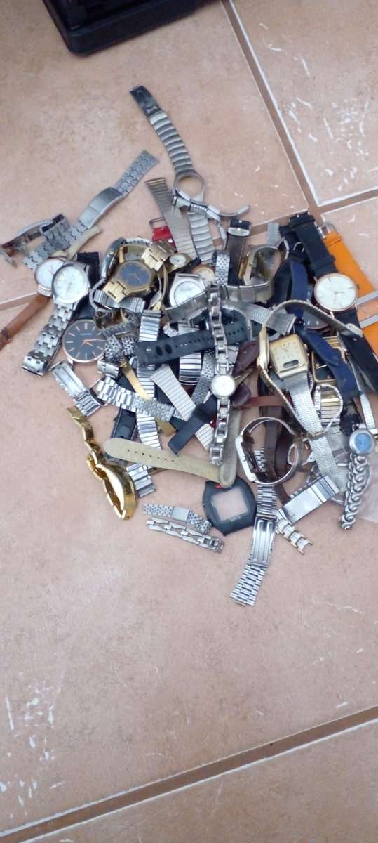 Joblot of watches for spares and repairs.