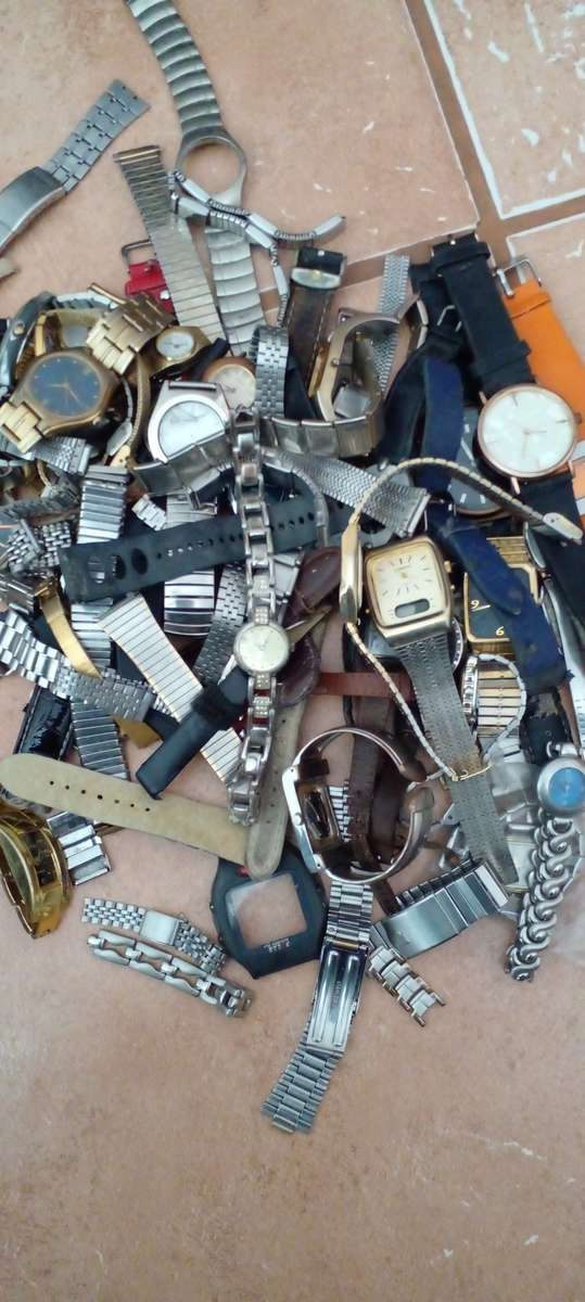 Joblot of watches for spares and repairs.