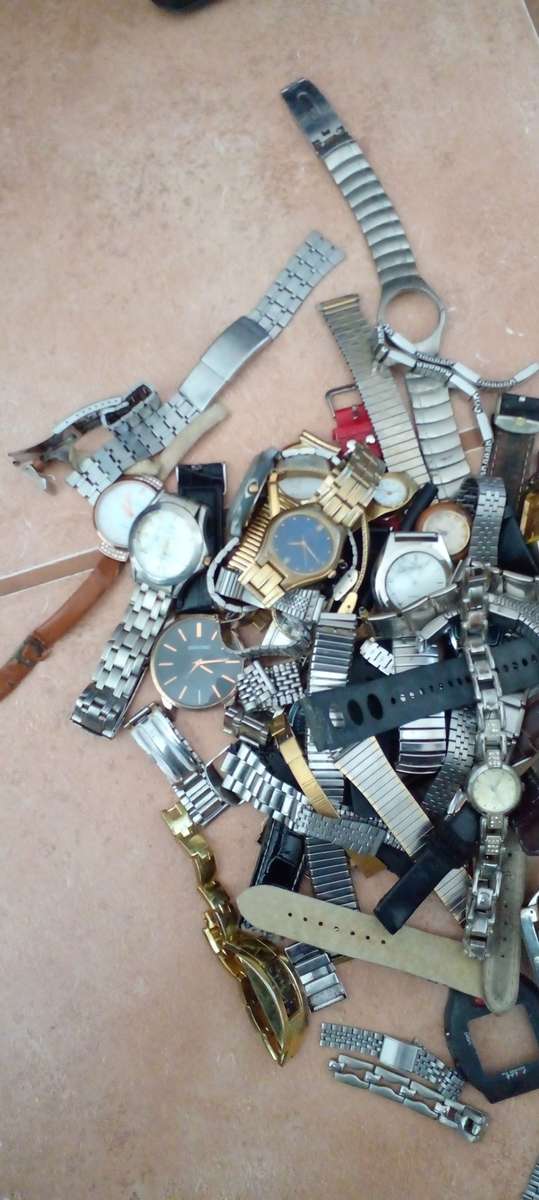 Joblot of watches for spares and repairs.
