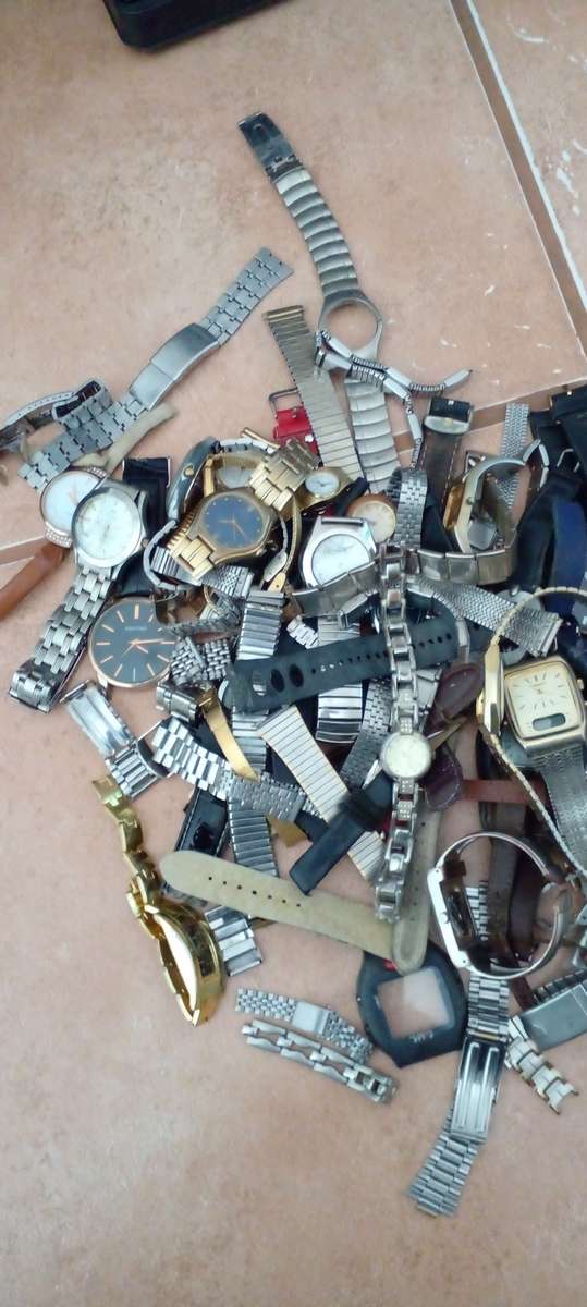 Joblot of watches for spares and repairs.