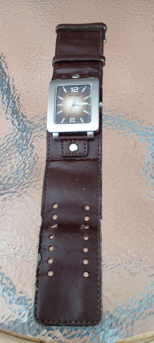 TOMATO WATCH FITTED WITH FOSSIL LEATHER STRAP. FULLY WORKING AND IN GREAT CONDITION.