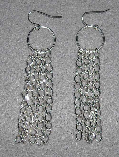 CHIC, DANGLING SILVER-PLATED CHAIN EARRINGS