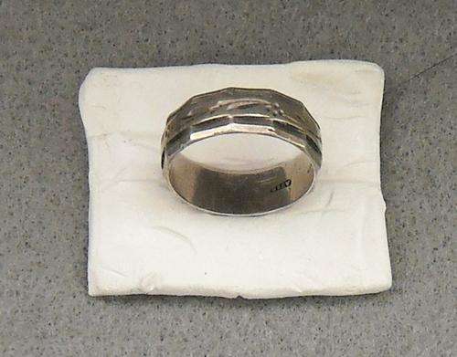 VINTAGE SOLID SILVER RING (Size 6)